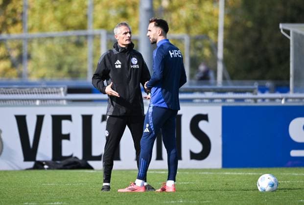 Trainer Kees van Wonderen (FC Schalke 04) mit Kenan Karaman (FC Schalke 04) 07.10.2024, Fussball Saison 2024 2025, 2. Bundesliga, Training FC Schalke 04 Gelsenkirchen Trainingsgelände Nordrhein Westfalen Deutschland