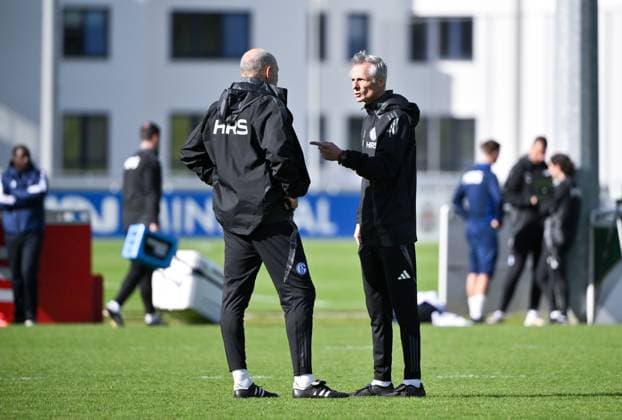 Trainer Kees van Wonderen (FC Schalke 04), re., und Robert Molenaar (Co Trainer Schalke 04) 07.10.2024, Fussball Saison 2024 2025, 2. Bundesliga, Training FC Schalke 04 Gelsenkirchen Trainingsgelände Nordrhein Westfalen Deutschland