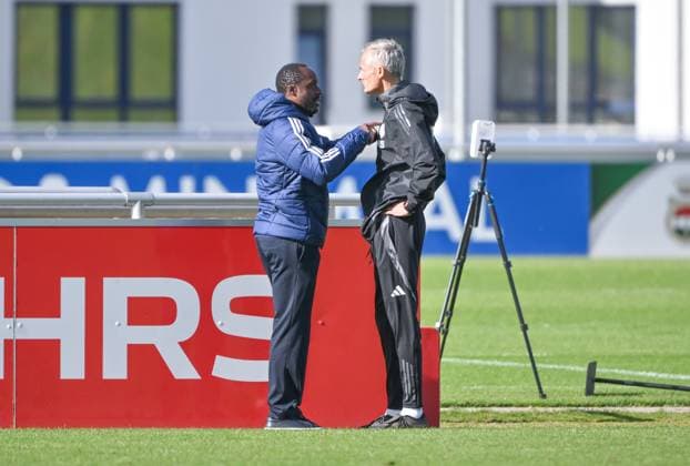 Ben Manga (Sportdirektor Schalke 04), li., nach dem Training mit Trainer Kees van Wonderen (FC Schalke 04) 07.10.2024, Fussball Saison 2024 2025, 2. Bundesliga, Training FC Schalke 04 Gelsenkirchen Trainingsgelände Nordrhein Westfalen Deutschland