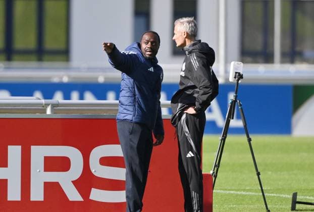 Ben Manga (Sportdirektor Schalke 04), li., nach dem Training mit Trainer Kees van Wonderen (FC Schalke 04) 07.10.2024, Fussball Saison 2024 2025, 2. Bundesliga, Training FC Schalke 04 Gelsenkirchen Trainingsgelände Nordrhein Westfalen Deutschland