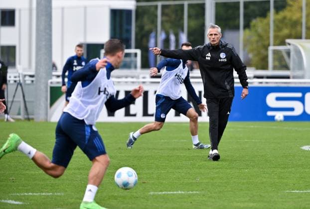 Trainer Kees van Wonderen (FC Schalke 04) 07.10.2024, Fussball Saison 2024 2025, 2. Bundesliga, Training FC Schalke 04 Gelsenkirchen Trainingsgelände Nordrhein Westfalen Deutschland