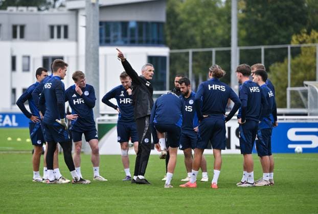 Trainer Kees van Wonderen (FC Schalke 04) gibt den Spielern Anweisungen 07.10.2024, Fussball Saison 2024 2025, 2. Bundesliga, Training FC Schalke 04 Gelsenkirchen Trainingsgelände Nordrhein Westfalen Deutschland