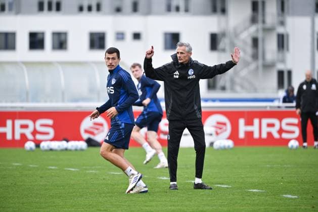 Trainer Kees van Wonderen (FC Schalke 04), links Ron Schallenberg (FC Schalke 04) 07.10.2024, Fussball Saison 2024 2025, 2. Bundesliga, Training FC Schalke 04 Gelsenkirchen Trainingsgelände Nordrhein Westfalen Deutschland