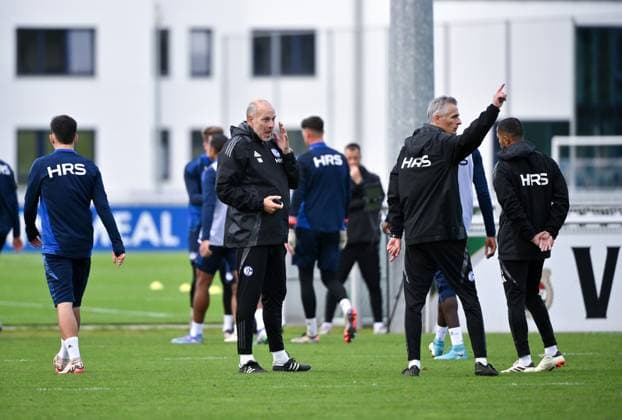Trainer Kees van Wonderen (FC Schalke 04), re., und Robert Molenaar (Co Trainer Schalke 04) 07.10.2024, Fussball Saison 2024 2025, 2. Bundesliga, Training FC Schalke 04 Gelsenkirchen Trainingsgelände Nordrhein Westfalen Deutschland