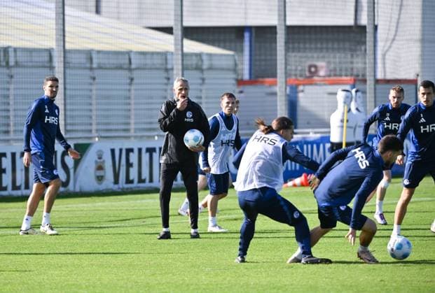 Trainer Kees van Wonderen (FC Schalke 04) während einer Trainingseinheit mit den Spielern 07.10.2024, Fussball Saison 2024 2025, 2. Bundesliga, Training FC Schalke 04 Gelsenkirchen Trainingsgelände Nordrhein Westfalen Deutschland