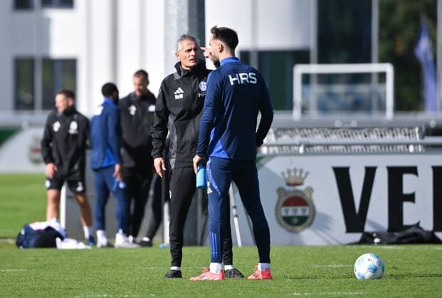 Trainer Kees van Wonderen (FC Schalke 04) mit Kenan Karaman (FC Schalke 04) 07.10.2024, Fussball Saison 2024 2025, 2. Bundesliga, Training FC Schalke 04 Gelsenkirchen Trainingsgelände Nordrhein Westfalen Deutschland