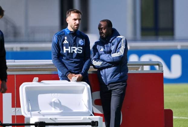 Kenan Karaman (FC Schalke 04) mit Ben Manga (Sportdirektor Schalke 04), re. 07.10.2024, Fussball Saison 2024 2025, 2. Bundesliga, Training FC Schalke 04 Gelsenkirchen Trainingsgelände Nordrhein Westfalen Deutschland