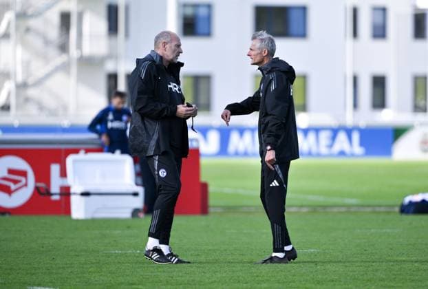 Trainer Kees van Wonderen (FC Schalke 04), re., und Robert Molenaar (Co Trainer Schalke 04) 07.10.2024, Fussball Saison 2024 2025, 2. Bundesliga, Training FC Schalke 04 Gelsenkirchen Trainingsgelände Nordrhein Westfalen Deutschland