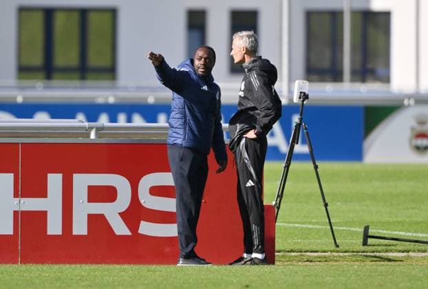 Ben Manga (Sportdirektor Schalke 04), li., nach dem Training mit Trainer Kees van Wonderen (FC Schalke 04) 07.10.2024, Fussball Saison 2024 2025, 2. Bundesliga, Training FC Schalke 04 Gelsenkirchen Trainingsgelände Nordrhein Westfalen Deutschland