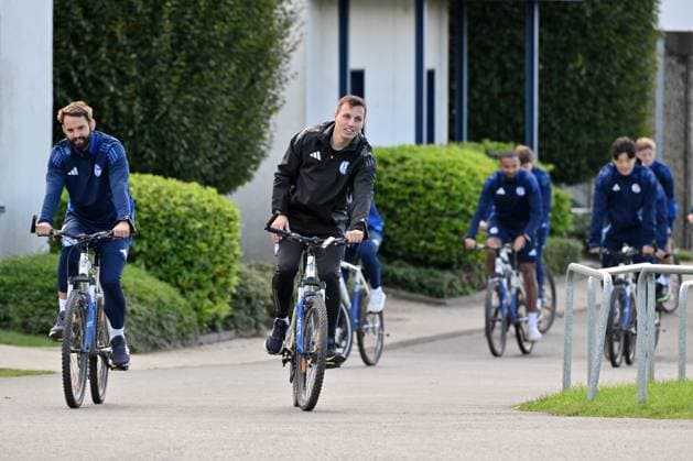 U23 Trainer Jakob Fimpel (FC Schalke 04) mit den Spielern auf Fahrrädern 07.10.2024, Fussball Saison 2024 2025, 2. Bundesliga, Training FC Schalke 04 Gelsenkirchen Trainingsgelände Nordrhein Westfalen Deutschland