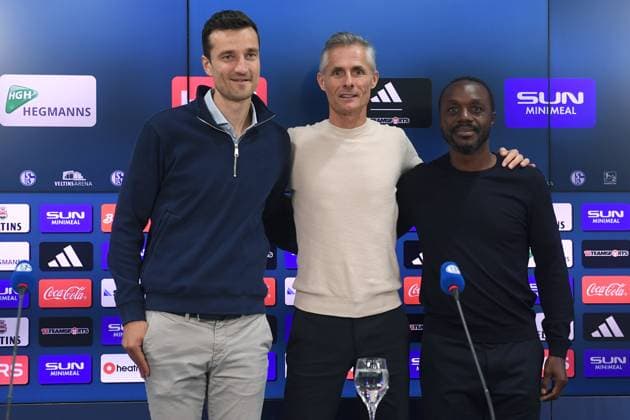 Vorstellung von Kees van Wonderen beim FC Schalke 04 am 07.10.2024 in der Veltins Arena in Gelsenkirchen Matthias Tillmann ( Vorstandsvorsitzender Schalke ), links - Kees van Wonderen ( Trainer Cheftrainer Schalke ), mitte - Ben Manga ( Direktor Kaderplanung, Scouting und Knappenschmiede ), rechts