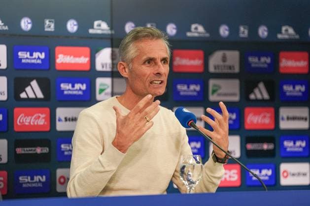 Fussball: Saison 2024 2025, 2. Bundesliga, FC Schalke 04, Vorstellung neuer Cheftrainer Kees van Wonderen (Schalke 04) bei seiner ersten Pressekonferenz in der Veltins-Arena (Gelsenkirchen) Gelsenkirchen Trainingsgelände Schalke 04 NRW Deutschland