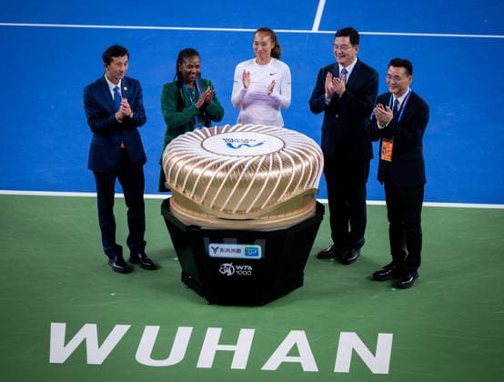 (241007) -- WUHAN, Oct. 7, 2024 -- Chinese tennis player Zheng Qinwen (C) attends the opening ceremony of the 2024 Wuhan Open tennis tournament in Wuhan, capital of central China s Hubei Province, Oct. 7, 2024. ) (SP)CHINA-WUHAN-TENNIS-WUHAN OPEN-OPENING CEREMONY (CN) HuxJingwen 