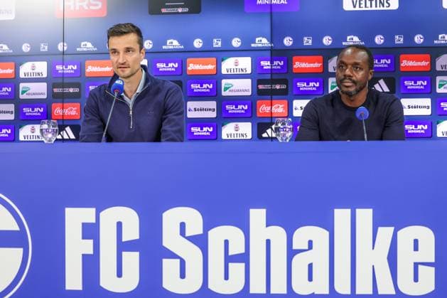 07.10.2024, Fussball, Saison 2024 2025, 2. Bundesliga, Vorstellung von Cheftrainer Kees van Wonderen (FC Schalke 04), v. l. Matthias Tillmann (FC Schalke 04), Kaderplaner Ben Manga (FC Schalke 04) Gelsenkirchen NRW Deutschland xRHR-FOTOx