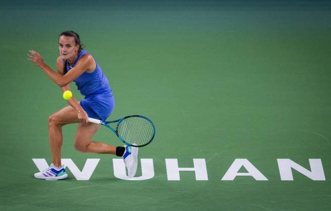 (241007) -- WUHAN, Oct. 7, 2024 -- Clara Burel of France hits a return during the women s singles round of 64 match against Yuan Yue of China at the 2024 Wuhan Open tennis tournament in Wuhan, capital of central China s Hubei Province, Oct. 7, 2024. ) (SP)CHINA-WUHAN-TENNIS-WUHAN OPEN-WOMEN S SINGLES (CN) HuxJingwen 