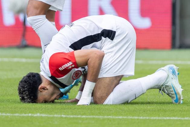Eintracht Frankfurt - FC Bayern München, 1. FBL Nach seinem Tor zum 1:1 geht Omar Marmoush (Eintracht Frankfurt, 7) auf die Knie. Bundesligaspiel zwischen Eintracht Frankfurt und dem FC Bayern München am 6. Oktober 2024 im Deutsche Bank Park in Frankfurt am Main. Nach Vorgaben der DFL, Deutsche Fußball Liga, ist es untersagt, in dem Stadion und oder vom Spiel angefertigte Fotoaufnahmen in Form von Sequenzbildern und oder videoähnlichen Fotostrecken zu verwerten bzw. verwerten zu lassen., Frankfurt am Main Hessen Deutschland Deutsche Bank Park