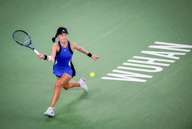 (241007) -- WUHAN, Oct. 7, 2024 -- Wang Xinyu of China hits a return during the singles round of 64 match against Caroline Dolehide of the United States at the 2024 WTA, Tennis Damen Wuhan Open tennis tournament in Wuhan, capital of central China s Hubei Province, Oct. 7, 2024. ) (SP)CHINA-WUHAN-TENNIS-WTA-WUHAN OPEN-SINGLES (CN) HuxJingwen 