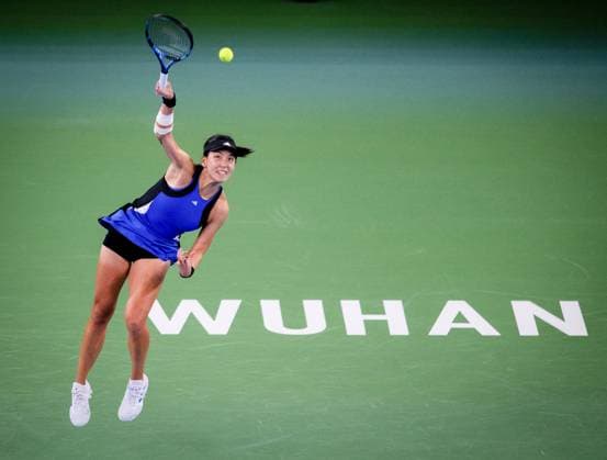 (241007) -- WUHAN, Oct. 7, 2024 -- Wang Xinyu of China serves during the singles round of 64 match against Caroline Dolehide of the United States at the 2024 WTA, Tennis Damen Wuhan Open tennis tournament in Wuhan, capital of central China s Hubei Province, Oct. 7, 2024. ) (SP)CHINA-WUHAN-TENNIS-WTA-WUHAN OPEN-SINGLES (CN) HuxJingwen 
