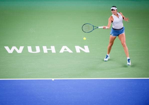 (241007) -- WUHAN, Oct. 7, 2024 -- Caroline Dolehide of the United States hits a return during the singles round of 64 match against Wang Xinyu of China at the 2024 WTA, Tennis Damen Wuhan Open tennis tournament in Wuhan, capital of central China s Hubei Province, Oct. 7, 2024. ) (SP)CHINA-WUHAN-TENNIS-WTA-WUHAN OPEN-SINGLES (CN) HuxJingwen 