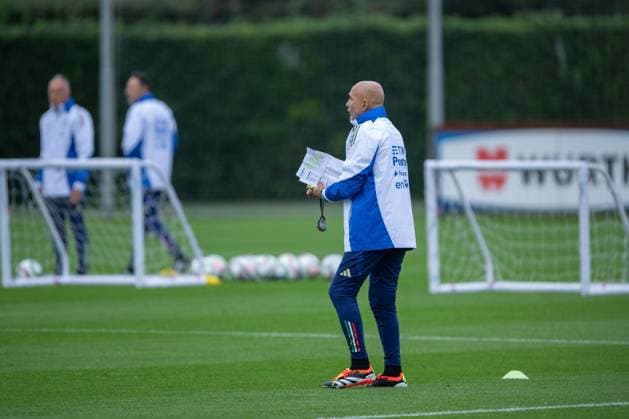 Italy Training Session The Head Coach of Italy attends the Italy training camp session in Coverciano, Florence, on October 7, 2024. Coverciano, Florence Italy  Copyright: xGiacomoxCosuax originalFilename:cosua-notitle231008_npzsn.jpg