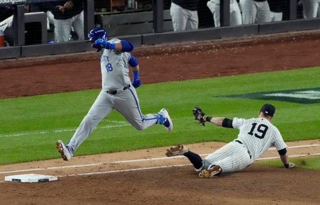 Kansas City RoyalsYuli Gurriel reaches first past New York Yankees first baseman Jon Berti on a throwing error by Royals third baseman Jazz Chisholm Jr. in the sixth inning in game two of the MLB, Baseball Herren, USA ALDS at Yankee Stadium in New York City on Monday, October 7, 2024.  NYP20241007831 RAYxSTUBBLEBINE
