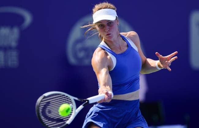 Sport Bilder des Tages WUHAN, CHINA - OCTOBER 08: Liudmila Samsonova of Russia competes in the Women s Singles Round of 64 match against Magda Linette of Poland on day four of 2024 Wuhan Open at Optics Valley International Tennis Center on October 8, 2024 in Wuhan, Hubei Province of China.  Copyright: xVCGx 111522555836