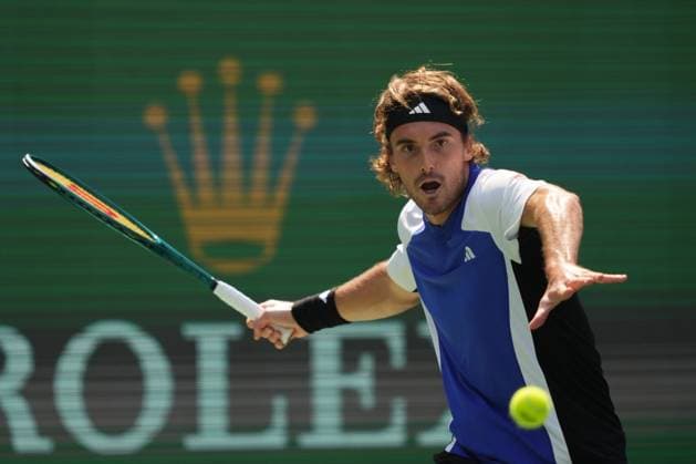 Sport Bilder des Tages (241008) -- SHANGHAI, Oct. 8, 2024 -- Stefanos Tsitsipas hits a return during the men s singles round of 32 match between Stefanos Tsitsipas of Greece and Alexandre Muller of France at the ATP, Tennis Herren World Tour Shanghai Masters tennis tournament in Shanghai, east China, Oct. 8, 2024. ) (SP)CHINA-SHANGHAI-TENNIS-ATP TOUR-SHANGHAI MASTERS(CN) XuxYanan 