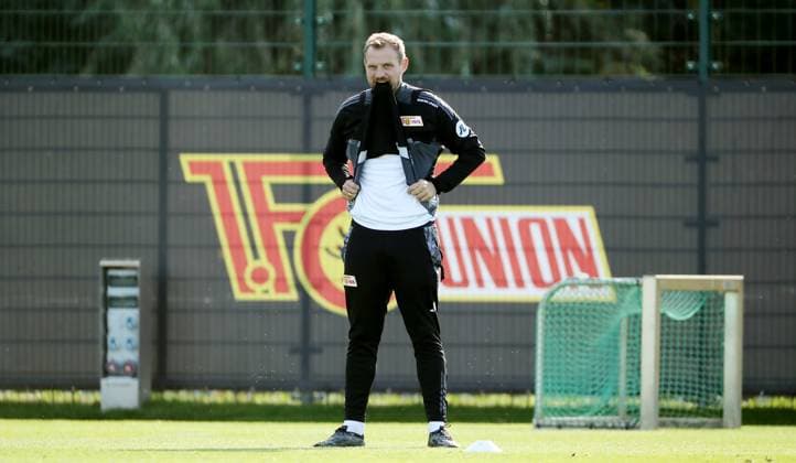 Sport Bilder des Tages Trainer Bo Svensson unzufrieden, nachdenklich, enttäuscht Einzelbild Freisteller Aktion Fußball Fussball Training 1.Bundesliga Herren DFL Saison 2024 2025 08.10.2024 1.FC Union Berlin FCU DFL regulations prohibit any use of photographs as image sequences and or quasi-video. *** Coach Bo Svensson dissatisfied, thoughtful, disappointed single image cropped action sport soccer soccer training 1 Bundesliga men DFL season 2024 2025 08 10 2024 1 FC Union Berlin FCU DFL regulations prohibit any use of photographs as image sequences and or quasi video