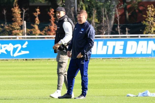 DEU, DFL, 2. FBL Hertha BSC, Training, 08.10.2024, Sportforum, Berlin, DEU, DFL, 2. FBL Hertha BSC, Training, im Bild Marc-Oliver Kempf zu Besuch, Andreas Zecke Neuendorf (Hertha BSC) DFL - regulations prohibit any use of Photographs as image sequences and or quasi-video Foto: Juergen Engler nordphoto GmbH