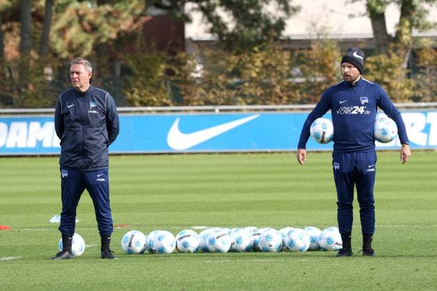 DEU, DFL, 2. FBL Hertha BSC, Training, 08.10.2024, Sportforum, Berlin, DEU, DFL, 2. FBL Hertha BSC, Training, im Bild Dirk Kunert (Hertha BSC), Co-Trainer Patrick Ebert (Hertha BSC Berlin) DFL - regulations prohibit any use of Photographs as image sequences and or quasi-video Foto: Juergen Engler nordphoto GmbH