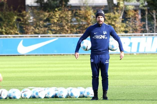 DEU, DFL, 2. FBL Hertha BSC, Training, 08.10.2024, Sportforum, Berlin, DEU, DFL, 2. FBL Hertha BSC, Training, im Bild Co-Trainer Patrick Ebert (Hertha BSC Berlin), Baelle DFL - regulations prohibit any use of Photographs as image sequences and or quasi-video Foto: Juergen Engler nordphoto GmbH