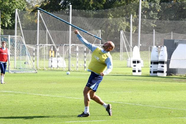 DEU, DFL, 2. FBL Hertha BSC, Training, 08.10.2024, Sportforum, Berlin, DEU, DFL, 2. FBL Hertha BSC, Training, im Bild Toni Leistner (Hertha BSC Berlin 37) als Speerwerfer DFL - regulations prohibit any use of Photographs as image sequences and or quasi-video Foto: Juergen Engler nordphoto GmbH
