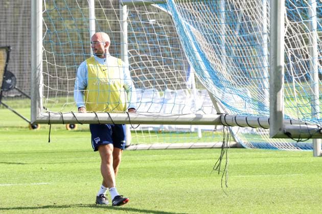 DEU, DFL, 2. FBL Hertha BSC, Training, 08.10.2024, Sportforum, Berlin, DEU, DFL, 2. FBL Hertha BSC, Training, im Bild Toni Leistner (Hertha BSC Berlin 37) als tortraeger DFL - regulations prohibit any use of Photographs as image sequences and or quasi-video Foto: Juergen Engler nordphoto GmbH