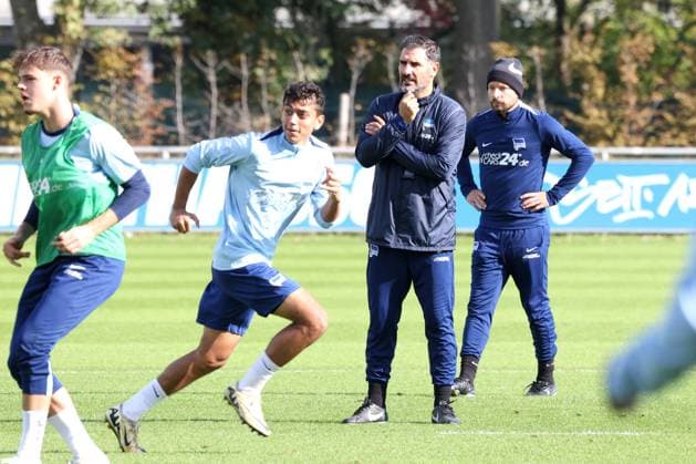 DEU, DFL, 2. FBL Hertha BSC, Training, 08.10.2024, Sportforum, Berlin, DEU, DFL, 2. FBL Hertha BSC, Training, im Bild Cheftrainer Cristian Fiel (Hertha BSC Berlin), Co-Trainer Patrick Ebert (Hertha BSC Berlin) DFL - regulations prohibit any use of Photographs as image sequences and or quasi-video Foto: Juergen Engler nordphoto GmbH