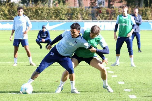 DEU, DFL, 2. FBL Hertha BSC, Training, 08.10.2024, Sportforum, Berlin, DEU, DFL, 2. FBL Hertha BSC, Training, im Bild Kevin Sessa (Hertha BSC Berlin 8), Jonjoe Kenny (Hertha BSC Berlin 16) DFL - regulations prohibit any use of Photographs as image sequences and or quasi-video Foto: Juergen Engler nordphoto GmbH