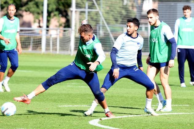 DEU, DFL, 2. FBL Hertha BSC, Training, 08.10.2024, Sportforum, Berlin, DEU, DFL, 2. FBL Hertha BSC, Training, im Bild Florian Niederlechner (Hertha BSC Berlin 7), Kevin Sessa (Hertha BSC Berlin 8), Jonjoe Kenny (Hertha BSC Berlin 16) DFL - regulations prohibit any use of Photographs as image sequences and or quasi-video Foto: Juergen Engler nordphoto GmbH
