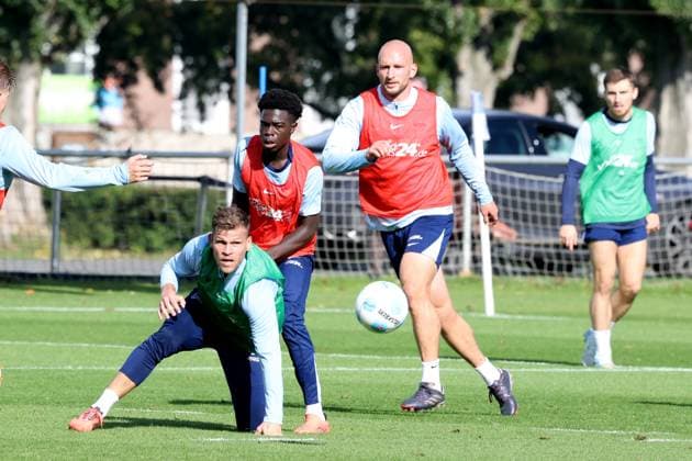 DEU, DFL, 2. FBL Hertha BSC, Training, 08.10.2024, Sportforum, Berlin, DEU, DFL, 2. FBL Hertha BSC, Training, im Bild Boris Lum (Hertha BSC Berlin 21), Florian Niederlechner (Hertha BSC Berlin 7), Toni Leistner (Hertha BSC Berlin 37) DFL - regulations prohibit any use of Photographs as image sequences and or quasi-video Foto: Juergen Engler nordphoto GmbH