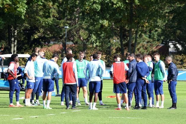 DEU, DFL, 2. FBL Hertha BSC, Training, 08.10.2024, Sportforum, Berlin, DEU, DFL, 2. FBL Hertha BSC, Training, im Bild Cheftrainer Cristian Fiel (Hertha BSC Berlin), Hertha-Spielerkreis DFL - regulations prohibit any use of Photographs as image sequences and or quasi-video Foto: Juergen Engler nordphoto GmbH