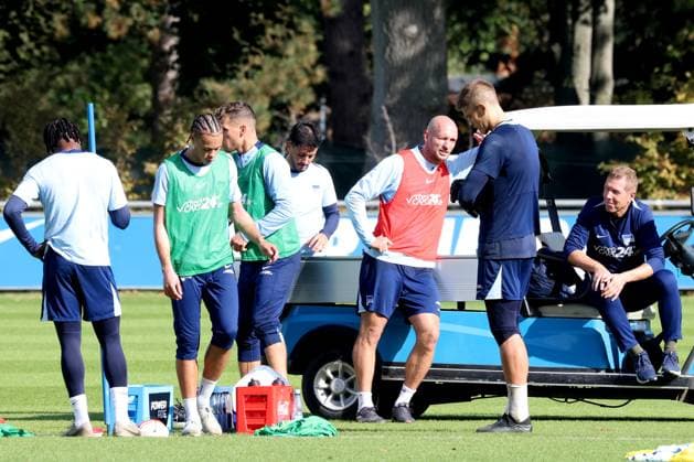 DEU, DFL, 2. FBL Hertha BSC, Training, 08.10.2024, Sportforum, Berlin, DEU, DFL, 2. FBL Hertha BSC, Training, im Bild Hertha-Spielerkreis, Toni Leistner (Hertha BSC Berlin 37), Derry Scherhant (Hertha BSC Berlin 39) DFL - regulations prohibit any use of Photographs as image sequences and or quasi-video Foto: Juergen Engler nordphoto GmbH