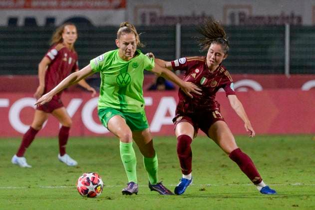 Sport Bilder des Tages Wolfsburg s Sarai Linder and r15 during the UEFA Women& x2019;s Champions League 2024 2025 Group A between AS Roma vs Wolfsburg at the Tre Fontane stadium Rome on 08 October 2024. - Soccer.  Copyright: xFabrizioxCorradetti LaPressex
