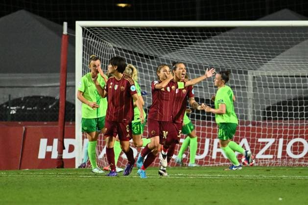 Manuela Giugliano of A.S. Roma Femminile celebrates after scoring the gol of 1-0 during Group A - Day 1 - UEFA Women s Champions League 2023 24 between A.S. Roma and VfL Wolfsburg at the Tre Fontane Stadium on October 8, 2024 in Rome, Italy.  Copyright: xDomenicoxCippitelli IPAxSportx x xx IPA_50439253 IPA_Agency_IPA50439253