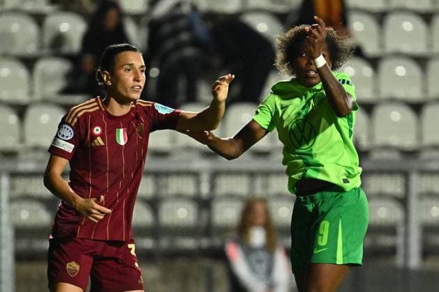 Lucia Di Guglielmo of A.S. Roma Femminile and Lineth Beerensteyn of VfL Wolfsburg during Group A - Day 1 - UEFA Women s Champions League 2023 24 between A.S. Roma and VfL Wolfsburg at the Tre Fontane Stadium on October 8, 2024 in Rome, Italy.  Copyright: xDomenicoxCippitelli IPAxSportx x xx IPA_50442535 IPA_Agency_IPA50442535