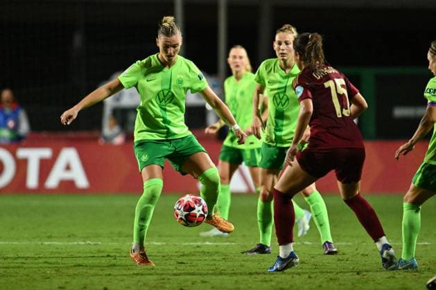 Alexandra Popp of VfL Wolfsburg and Giulia Dragoni of A.S. Roma Femminile in action during Group A - Day 1 - UEFA Women s Champions League 2023 24 between A.S. Roma and VfL Wolfsburg at the Tre Fontane Stadium on October 8, 2024 in Rome, Italy.  Copyright: xDomenicoxCippitelli IPAxSportx x xx IPA_50442563 IPA_Agency_IPA50442563