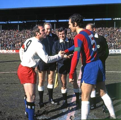 FC Bayern Muenchen - Hamburger SV 13.03.1971 Uwe Seeler und Franz Beckenbauer begruessen sich. In der Mitte Schiedsrichter Gerd Hennig Â