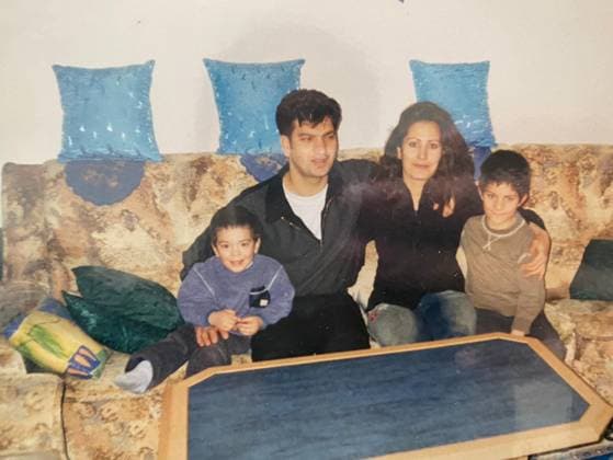 ASS HLN Rootsreportage Deniz Undav ACHIM, GERMANY - MAY 4 : REPRO - Familiefoto : links Rocat Undav, papa Adil, mama (naam weet ik niet, probeer nog te achterhalen), rechts Deniz Undav - Rootsreportage Deniz Undav, topspits van Union Sint-Gillis pictured on May 04, 2022 in Achim, Germany, 04 05 2022 Leuven België  Copyright: xJoelxHoylaertsx 10979340-059