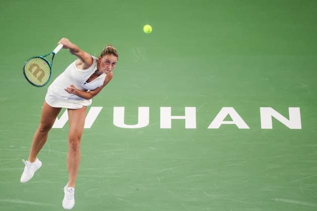 Tennis, WTA-Turnier in Wuhan WUHAN, CHINA - OCTOBER 08: Marta Kostyuk of Ukraine serves in the Women s Singles Round of 64 match against Elina Avanesyan of Armenia on day four of 2024 Wuhan Open at Optics Valley International Tennis Center on October 8, 2024 in Wuhan, Hubei Province of China.  Copyright: xVCGx 111522633184