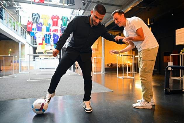 Pro League Awards 2021-2022 BRUSSEL, BELGIUM - MAY 23 : Deniz Undav playing a game of street football with a street footballer pictured during the Pro League Awards on May 23, 2022 in Brussel, Belgium, 23 05 2022 Brussel Belgium  Copyright: xGvgx 10982094-010