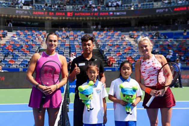 WUHAN, CHINA - OCTOBER 09: Aryna Sabalenka (L1) of Belarus and Katerina Siniakova (R1) of Czech Republic pose for a photo prior to the Women s Singles Round of 32 match on day five of 2024 Wuhan Open at Optics Valley International Tennis Center on October 9, 2024 in Wuhan, Hubei Province of China.  Copyright: xVCGx 111522707665