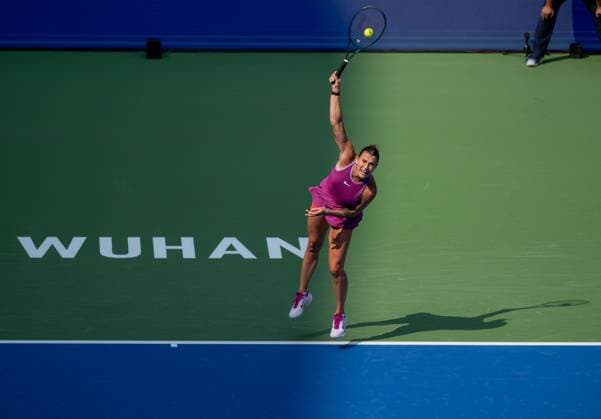 (241009) -- WUHAN, Oct. 9, 2024 -- Aryna Sabalenka serves during the women s singles round of 32 match between Aryna Sabalenka of Belarus and Katerina Siniakova of the Czech Republic at the 2024 Wuhan Open tennis tournament in Wuhan, capital of central China s Hubei Province, Oct. 9, 2024. ) (SP)CHINA-WUHAN-TENNIS-WUHAN OPEN-WOMEN S SINGLES(CN) HuxJingwen 