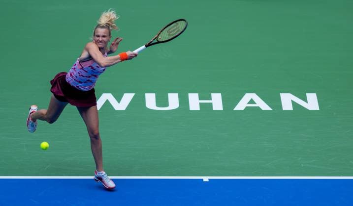 (241009) -- WUHAN, Oct. 9, 2024 -- Katerina Siniakova hits a return during the women s singles round of 32 match between Aryna Sabalenka of Belarus and Katerina Siniakova of the Czech Republic at the 2024 Wuhan Open tennis tournament in Wuhan, capital of central China s Hubei Province, Oct. 9, 2024. ) (SP)CHINA-WUHAN-TENNIS-WUHAN OPEN-WOMEN S SINGLES(CN) HuxJingwen 